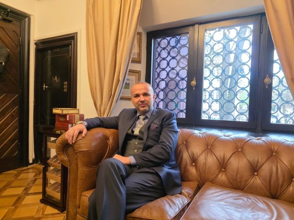 Eduard Petrescu, expert în poziționare vizuală, spune că steagurile direcționale Ekogroup sunt soluția ideală pentru companiile care vor să domine zona lor geografică
